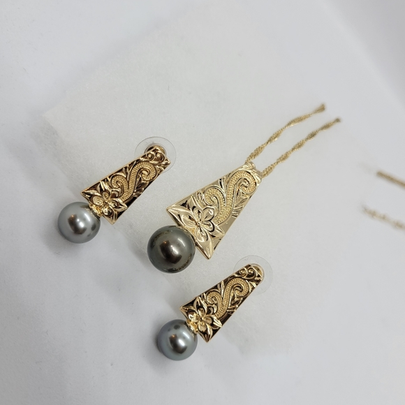 Authentic Tahitian Pearls set in Hamilton Gold-Plated Earrings & Pendant Set - Picture 6 of 6